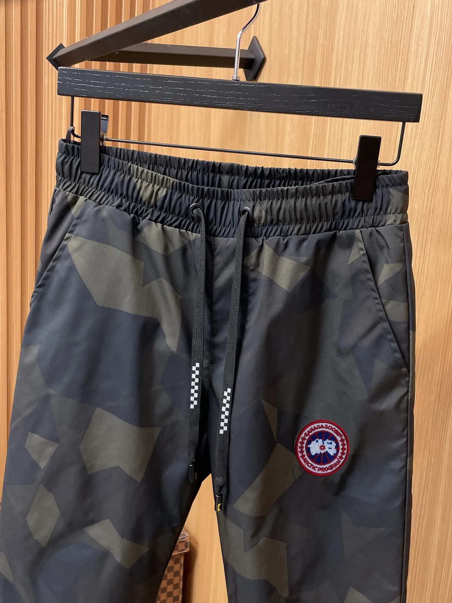 P490 Canada Goose 25 new autumn and winter products🆕Thickened warm down pants are here🌹Winter essential outdoor windproof, lockable and warm. Made of professional-grade outdoor windproof, waterproof and breathable fabric. Lining is filled with 90% white duck down. Lightweight design, lightweight and warm. Seamless gluing process on the inside. Made of light and gall-free velvet fabric to effectively prevent velvet running. Original hardware accessories. Classic logo matching. Simple and versatile. The upper body is stylish and not bulky. The style is the same for men and women! Size: M-3XL.
